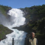 フロム鉄道　ヒョース滝、９３ｍの瀑布の迫力