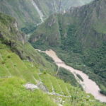 マチュピチュ　谷底にウルバンバ川が見える。見下ろすと目まいをおこしそうだ。この絶壁をビンガムさんは登った