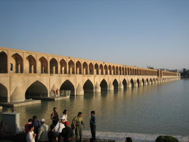 スィー・オ・セ橋 ホーム アーチが33あるのでスィー・オ・セ橋(33橋)と呼ばれる