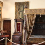 アンリ２世の寝室　ベッドは２．１８ｍ×１．８２ｍのキングサイズ、精巧な装飾が施されている