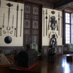 武具の間　１５、１６世紀の武器と甲冑のコレクション、手前の黒っぽいのはアンリ４世の皮張りのトランク