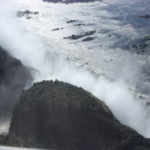 ビクトリアの滝遊覧飛行　ヘリが旋回を始めて、イースタン・キャタラクトを斜めに見る