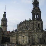 ドレスデン　王宮広場からのカトリック旧宮廷教会、屋根の上に７８体の聖人像