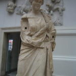 ペルガモン博物館　祭壇フロアの女神、顔の損傷が残念