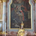 聖母マリア教会　聖アンナの祭壇、聖アンナの膝から聖母マリアが抱き上げている。マリアはいかにも幼い