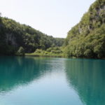 プリトヴィッチェ湖群　カルデロヴァッツ湖、山の緑も映して微妙に湖面が変化する
