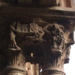 柱頭の彫刻　グリエルモ２世が聖堂を聖母マリアに捧げている