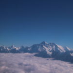 エベレスト遊覧飛行　機が旋回、左手にローツェとヌプツェを従えたエベレストが見えて来た。画面真ん中の突起はプモリ（7161m）