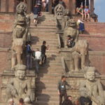 タマディ広場　階段の両脇には勇士、象、ライオン、グリフィン、女神などの像が置かれ、それぞれ上に行くほど10倍の力がある