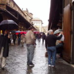 ヴェッキオ橋　フィレンツェで最古の橋、道の両側に宝飾店などが並んでいる。
