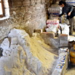 コルチャニ村の塩工場　原料の塩がストックされている