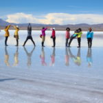 ウユニ塩湖　さっそく、UYUNIを水鏡に映すパフォーマンス