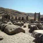 ペルセポリス　百柱の宮殿、柱の残がいが散らばっている