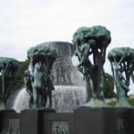フログネル公園　噴水を囲む生命の木と人間の像、子供 達