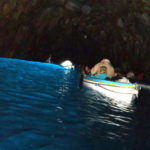 青の洞窟　ボートが反転、入口からカプリ・ブルーが伸びている。神秘的な一瞬である
