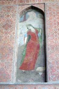 アリ・カブ宮殿　壁の装飾、艶かしい女性が描かれている