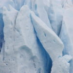 モレノ氷河　氷河のセラックを望遠で見る、胸に迫る蒼さである