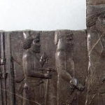 バスタン考古学博物館（国立）　クセルクセス1世謁見図、後の部分。アパダナの北階段から宝庫に移す時に一部破損した