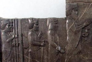バスタン考古学博物館（国立）　クセルクセス1世謁見図、後の部分。アパダナの北階段から宝庫に移す時に一部破損した