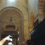 聖ロヴロ大聖堂　４本の大理石の柱で支えられた２層の簡素な主祭壇