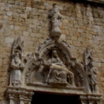 フランシスコ会修道院　付属教会入口の上のピエタ、両脇に聖ヨハネと聖ヒエロニムス？、上には父なる神