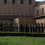 中庭回廊の西南の角　連続アーチと円柱が噴水を正方形に囲んでいる