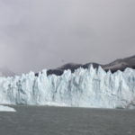 蒼白い氷河　セラックが林立、氷壁が蒼白く輝き、湖面には氷塊が浮かんでいる