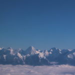 エベレスト遊覧飛行　拡大図、真ん中の尖った山がプモリ