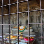 ガル・ヴィハーラ　金網の中にも仏陀座像