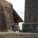 塁壁ウォーク　時計塔の下のマネキン、オランダ兵が囚人を叱咤している