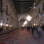 ウマイヤドモスク　奥行き１３７ｍ、列柱が並ぶバジリカ、絨毯が敷き詰められている