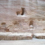 ペトラ　崖に彫られた穴にナバテア人のドゥシャラ神やアル・ウッザー神が祀られてい