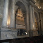 ゼロニモス修道院　ジェロニモス修道院の主祭壇横の王家の墓、石棺はマヌエル1世の王妃マリアのもで象が支えている
