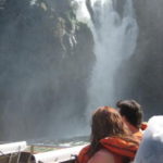 イグアスの滝　ボートクルーズ、救命胴衣をつけ滝に突っ込む