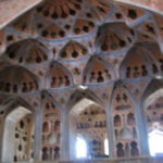アリ・カブ宮殿　最上階の音楽堂の壁、無数にあいた穴は音響効果を上げるため。漆喰で作られている
