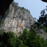 シュコツィヤン洞窟　洞窟出口から見た大ドリーネ（陥没）、深さ（高さ）が１５０ｍある