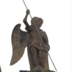 聖ヤコブ大聖堂　２５０ｍｍの望遠にしてみると悪人を退治しているようだ。ならばこれは大天使ミカエル像？屋上の彫像