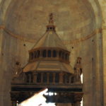 聖ロヴロ大聖堂　主祭壇の拡大図、ガイドさんが指差しているのは祭壇の左右の受胎告知像