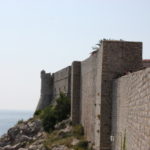 城壁ウォーキング　市壁の外側、岩礁の上に市壁は造られている