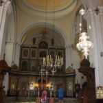 聖ニコラ教会　主祭壇、イコノスタシスの入口の左は聖母マリア、右にはキリストのイコンが掲げられ、上部にはキリストの生涯や聖人の絵が飾られている