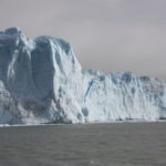 蒼白い氷河　氷壁は60mの高さに達するところもある、水面下にも100m伸びている