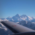 エベレスト遊覧飛行　望遠でエベレスト（8848m）を見る、手前の平らに見えるのがヌプツェ（7855m）、その右がローツェ（8516m）