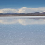 ウユニ塩湖　トゥヌパ山系にかかる雲が水鏡に映る