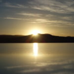 ウユニ塩湖の日の出　太陽が山の上に顔を出した、神々しい