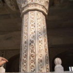 アグラ城　ムサンマン・ブルジュの柱、草花の象嵌が美しい
