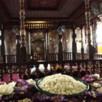 仏歯寺　本堂の２階、扉の向こうに仏歯が安置されている。お参りの花が一杯