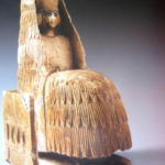 ダマスカス国立博物館　マリ、女性神官坐像。スカートがふんわりと膨らんでアンティークドールのようだ