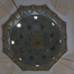 ウマイヤドモスク　礼拝堂の中央ドーム。わしのドームと言われ高さ４５ｍ、ムハンマドの名前などが書かれている