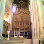 コインブラ旧大聖堂　旧大聖堂のゴシック様式の主祭壇、聖母マリアとキリスト像が飾られ、荘重な感じである