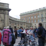 ガムラ・スタン　王宮の中庭、衛兵交代を待っている観光客で溢れている